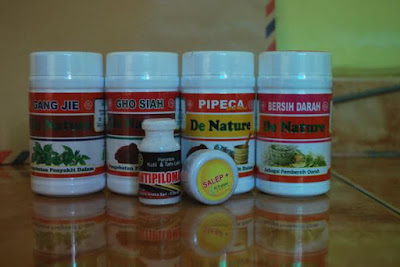 Obat bintik-bintik tersusun mengelilingi kepala penis dalam beberapa baris Obat bintik-bintik tersusun mengelilingi kepala penis dalam beberapa baris